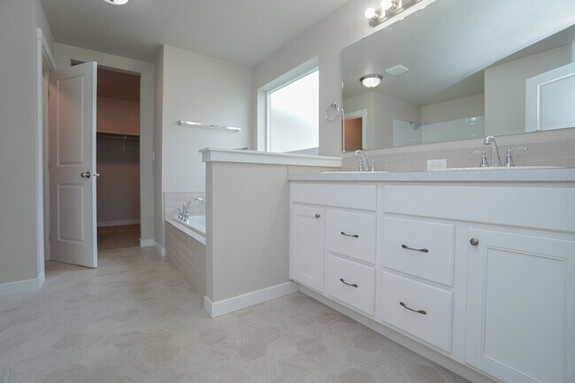 Building Photo - 3154 N Greengate Wy