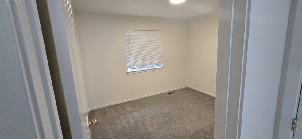 Building Photo - 10824 NE 144th Ct