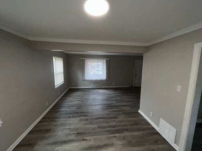 Building Photo - Renovated 3 Bedroom Colonial