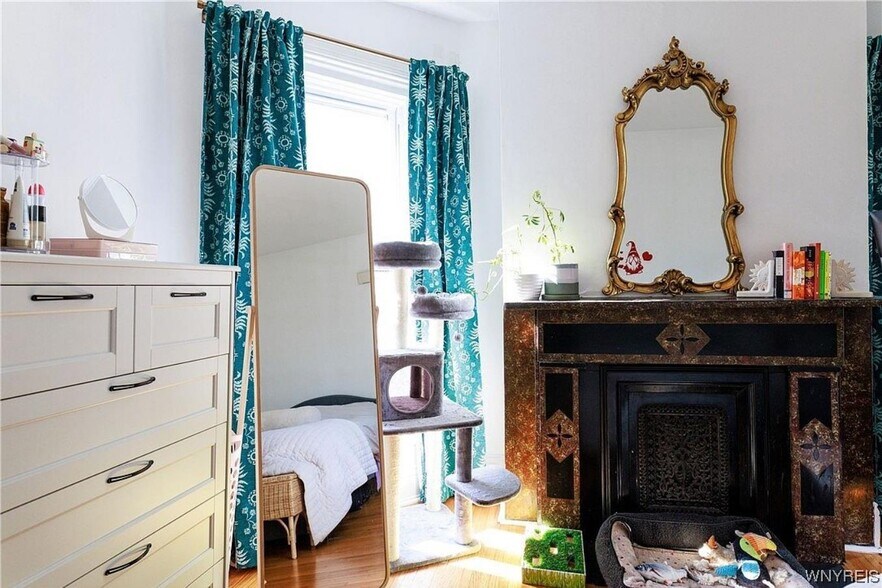 Building Photo - 129 College St