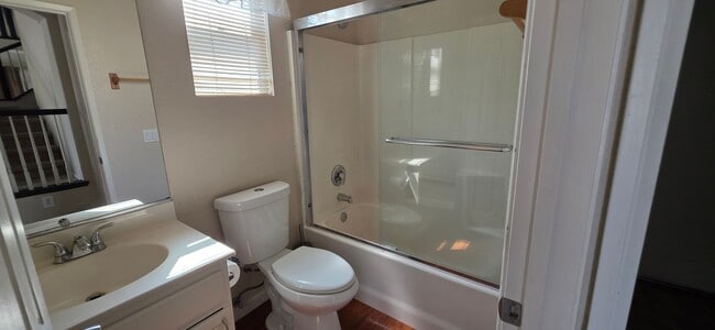 Building Photo - Lovely Home in Desirable Golf Course Commu...