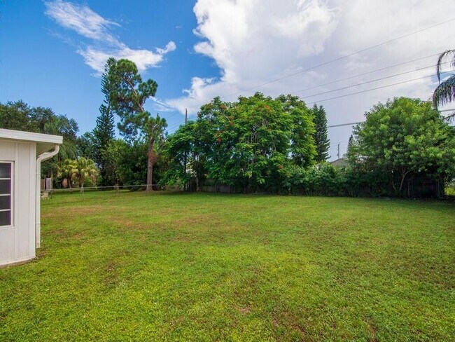 Building Photo - 226 SW Reynolds Ave