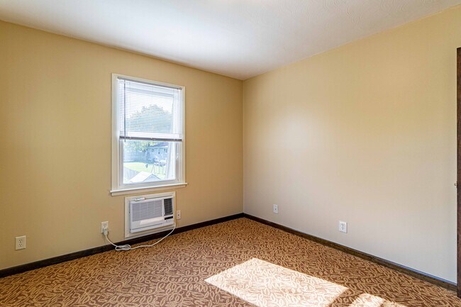 Building Photo - 1515 Golfview
