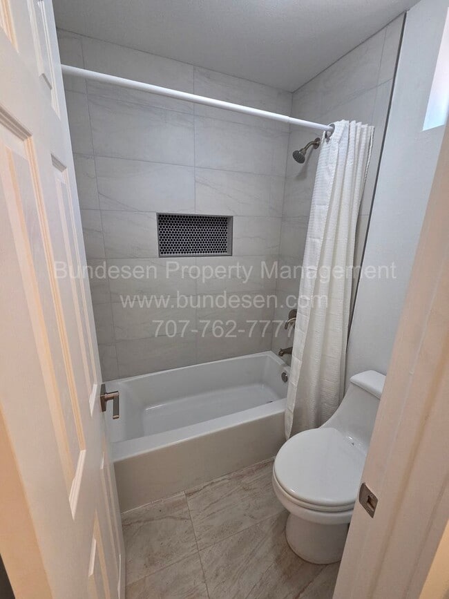 Building Photo - 1736 Burgundy Ct