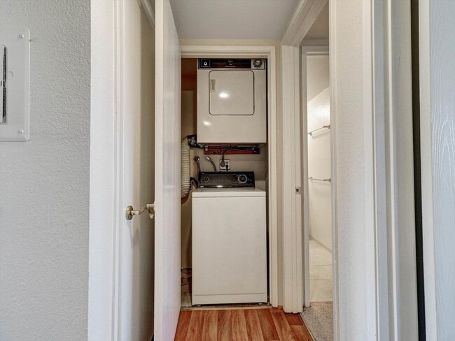 Building Photo - 291 E Mel Ave