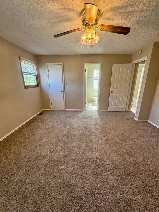 Building Photo - 4 Bedroom Home in Villa Loma-Available NOW