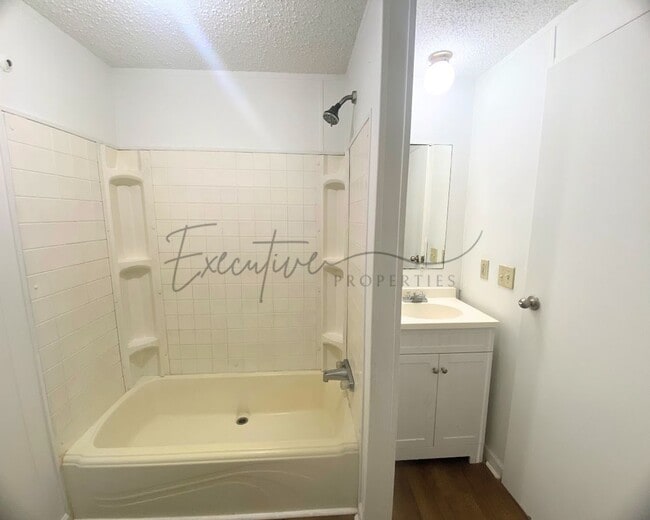 Building Photo - Move-In Ready 3BR, 1BA – Most Utilities In...