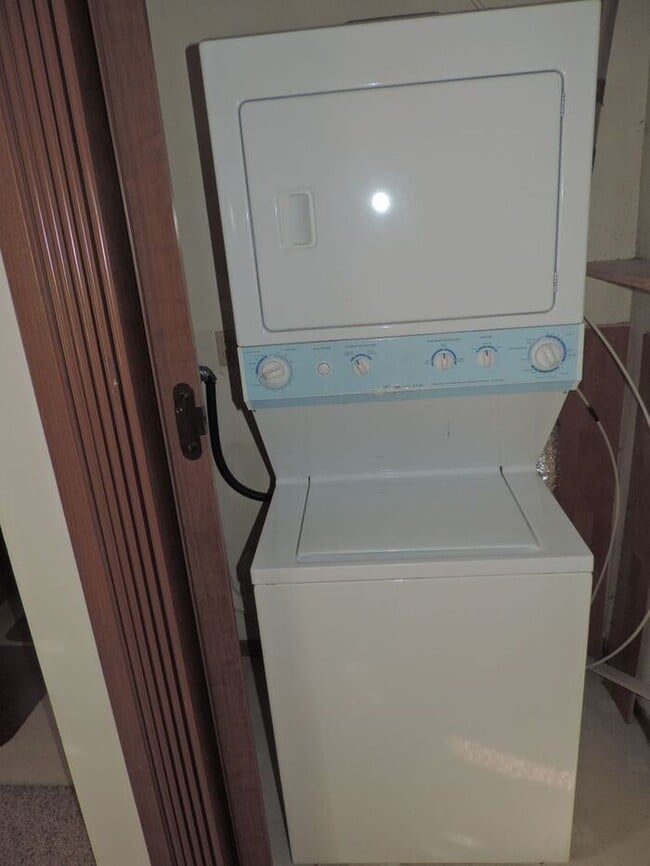 Building Photo - $1425 | 2 Bedroom + Den, 2.5 Bathroom TOWN...