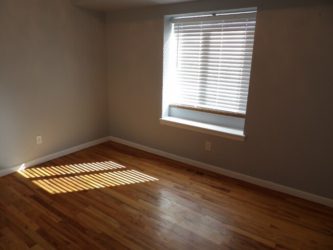 Building Photo - 5560 Sacramento Pl