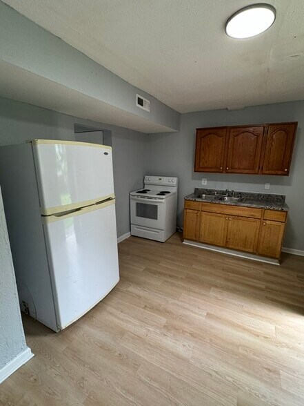 Building Photo - 446 S Yale Ave
