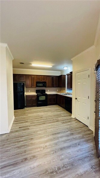 Building Photo - 1425 W Villa Maria Rd