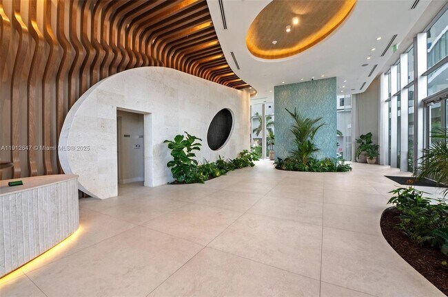 Building Photo - 700 NE 24th St