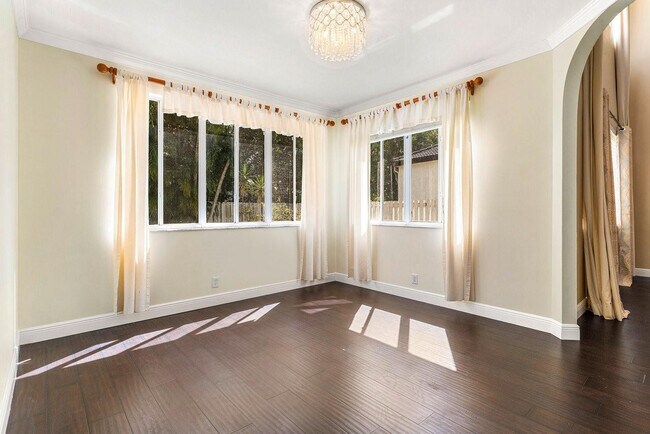 Building Photo - 1325 Camellia Cir