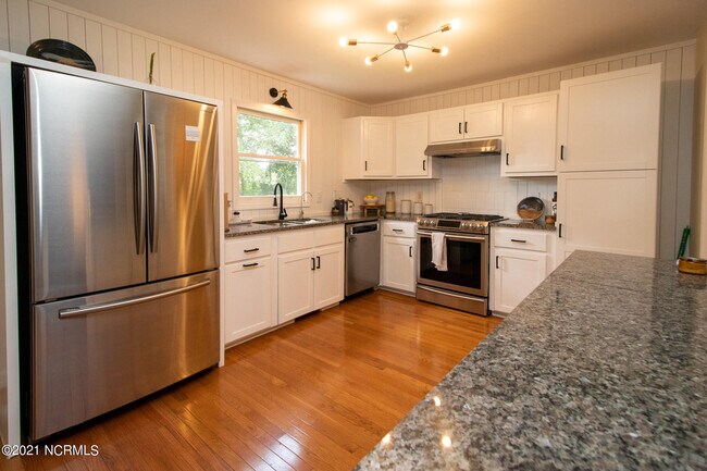 Building Photo - 107 Pine Needle Cir