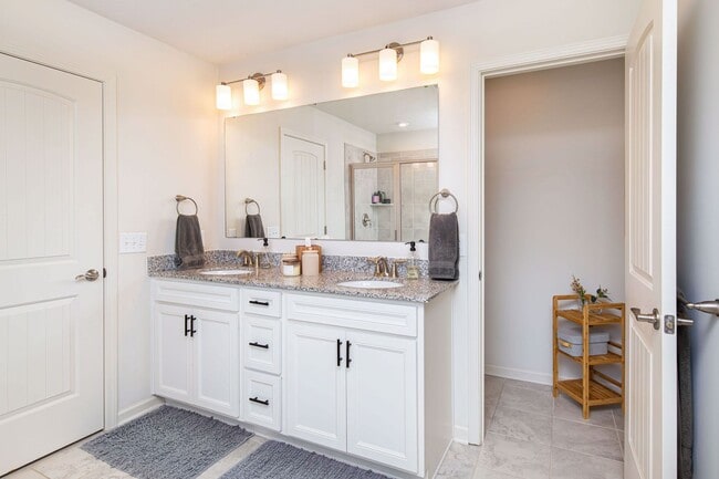 Building Photo - 6787 Oakcrest Dr