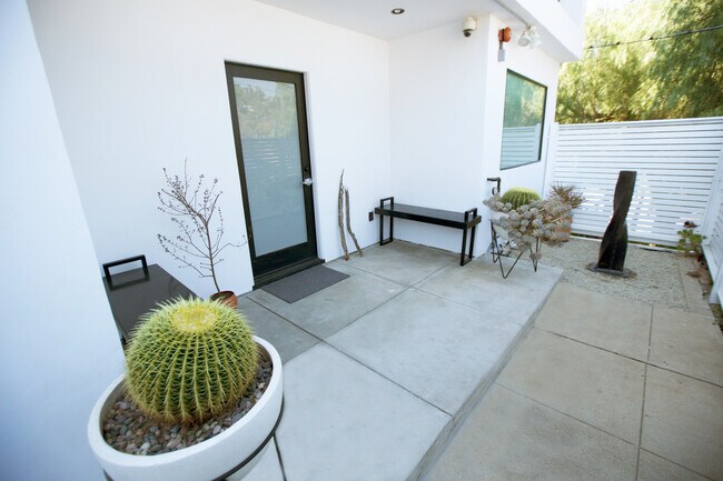 Entryway with water feature - 2287 Glendale Blvd