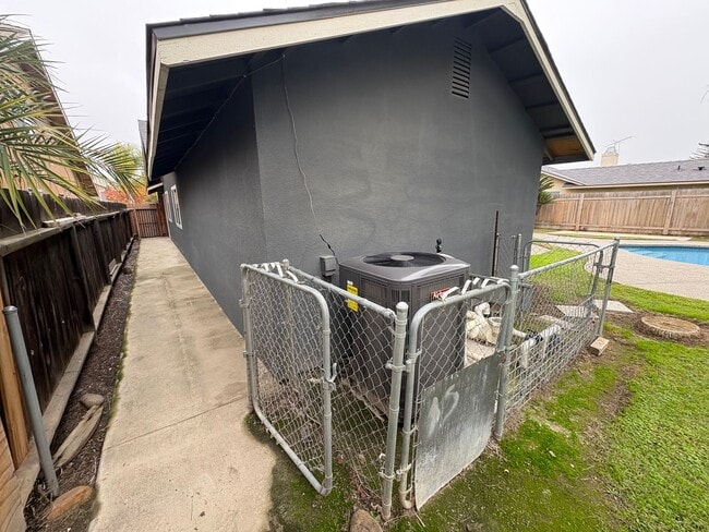 Building Photo - Charming home with Pool in Tulare Rent Ready!