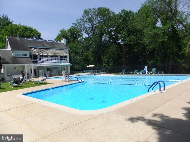 Building Photo - 1640 Oakwood Dr