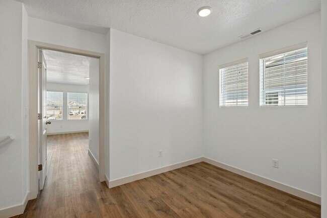 Building Photo - 4973 N Willowbank Dr