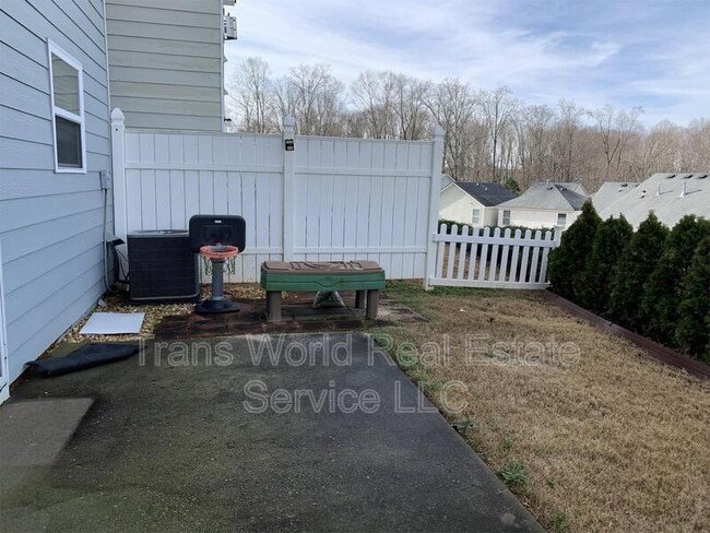 Building Photo - 4610 Blue Iris Way