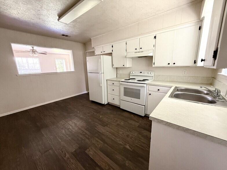Building Photo - 3525 Country Club Rd