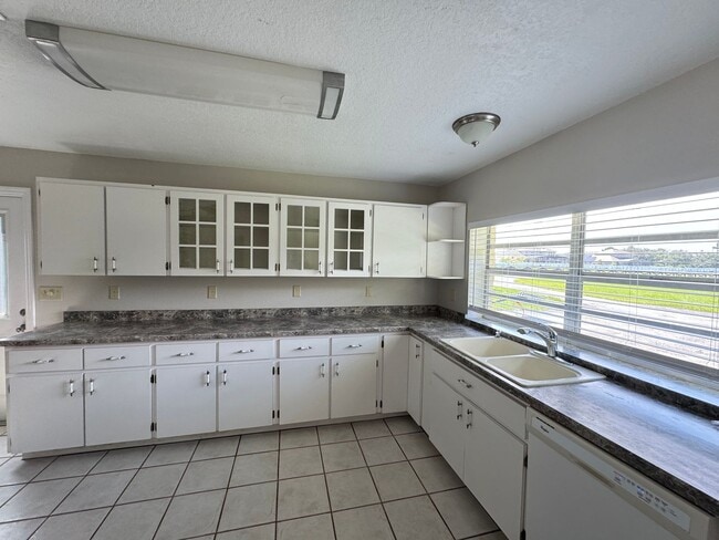 Building Photo - Gorgeous 4 BR country estate home with pool on 3 Acres