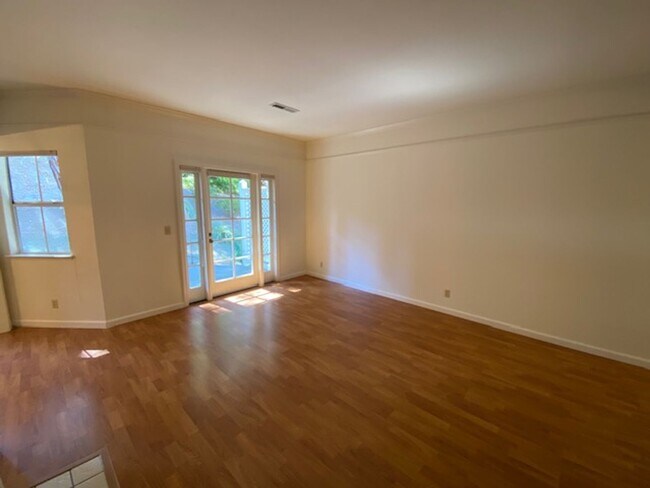 Building Photo - 15 Glen Lake Dr