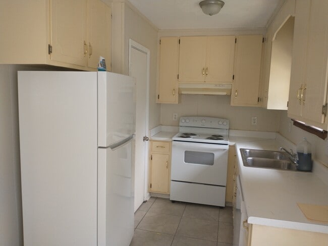 Building Photo - 108 First Family Dr