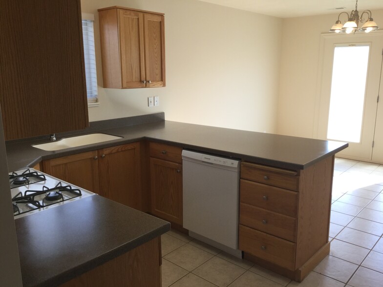 Building Photo - 479 Raven Way
