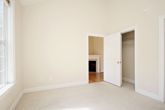 Building Photo - Sunlit Condo With Easy Access to Rt 29