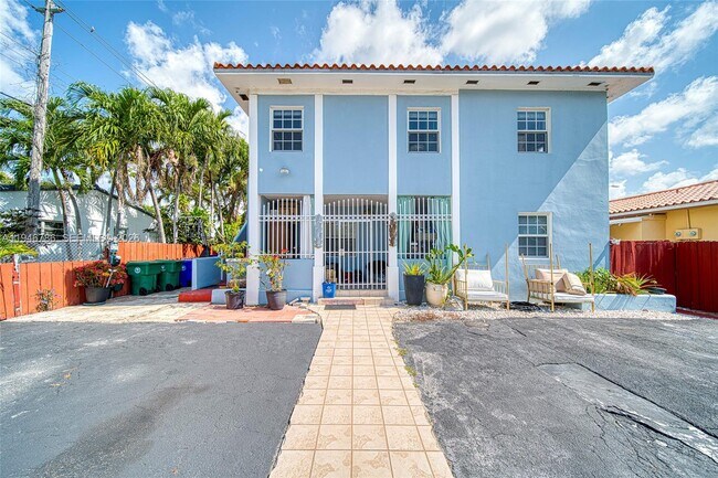 Building Photo - 2205 SW 13th St