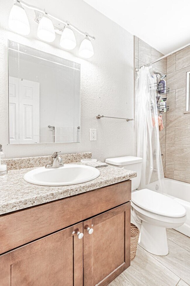 Building Photo - Exceptional 4-Bed, 2-Bath Home in Englewoo...