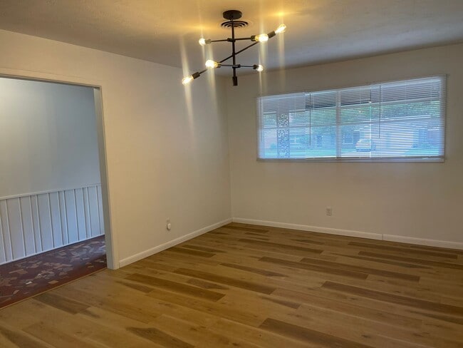 Building Photo - $200 off First Month! Large, Beautiful 3/2...