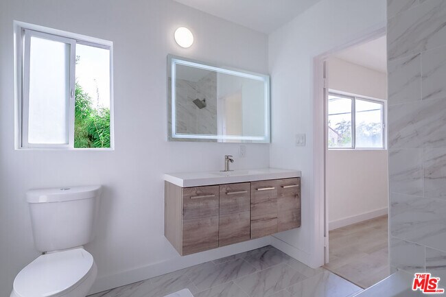 Building Photo - 823 S Detroit St