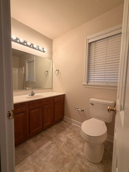 Building Photo - 8240 Weathered Oak Ln