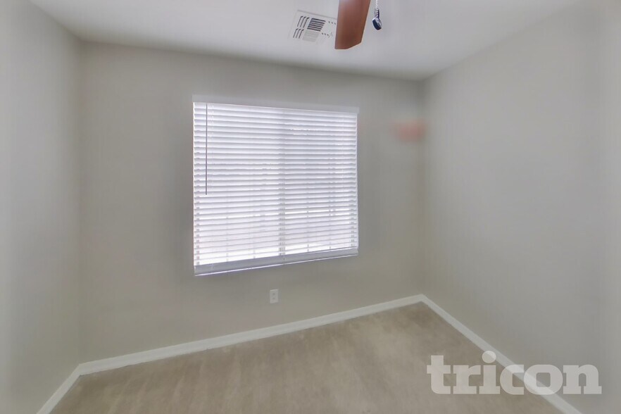 Building Photo - 12922 W Fleetwood Ln