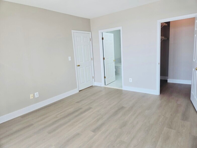 Building Photo - 100 Harborview Dr
