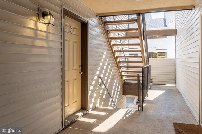 Building Photo - 1625 Carriage House Terrace