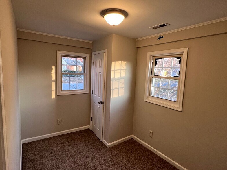 Building Photo - 4608 Eastover Ave