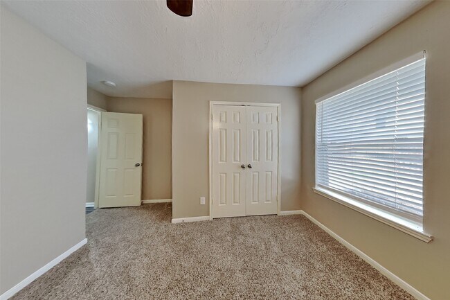 Building Photo - 7007 Fuchsia Ln