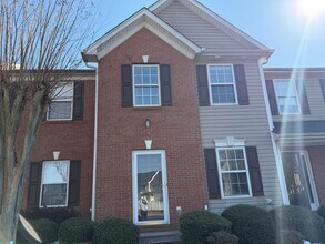 Building Photo - Available now! Great townhouse in convenient Denver, NC location