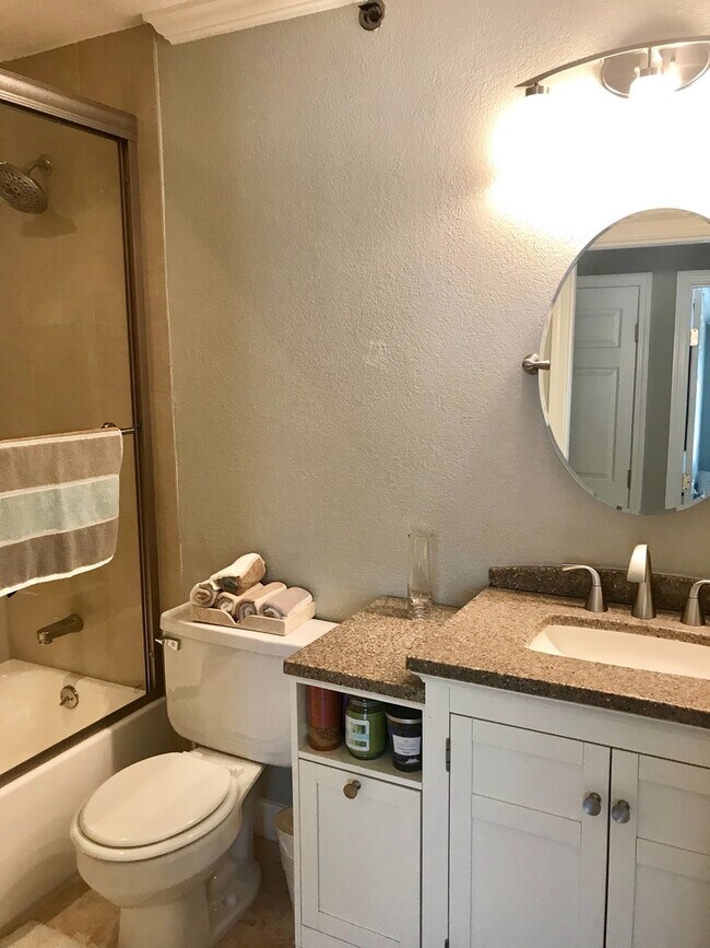 Building Photo - Beautiful View!! 2 Bed/2 Bath Condo, Hayward