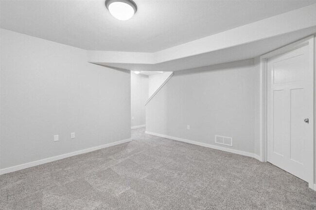 Building Photo - 624 Catherine Dr