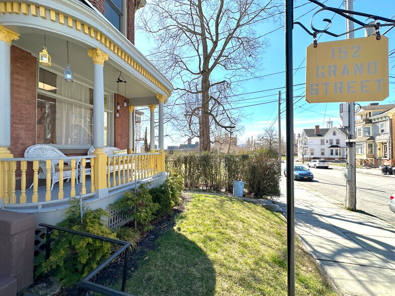 Building Photo - 152 Grand St