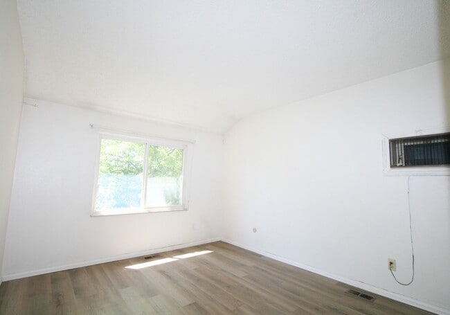 Building Photo - Charming Bi-level Home Available in Colora...