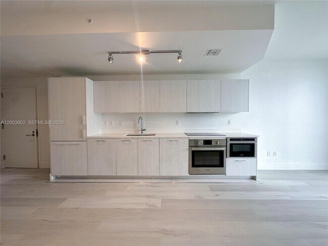 Building Photo - 501 NE 31st St