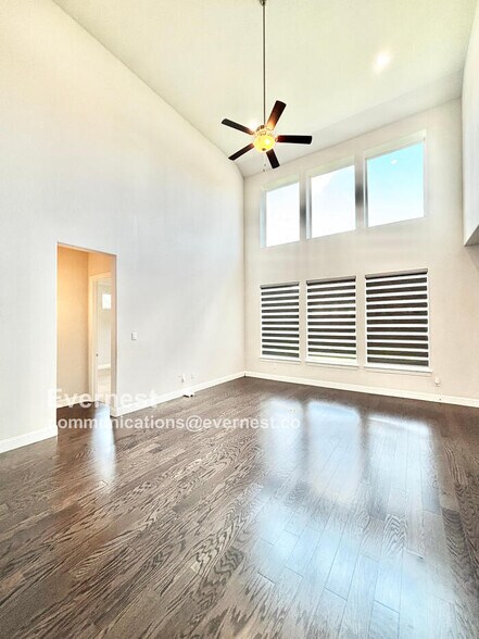 Building Photo - 566 Westwood Way Dr