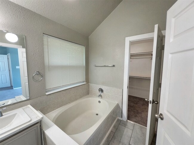 Building Photo - 4672 Heatherbrook Ln