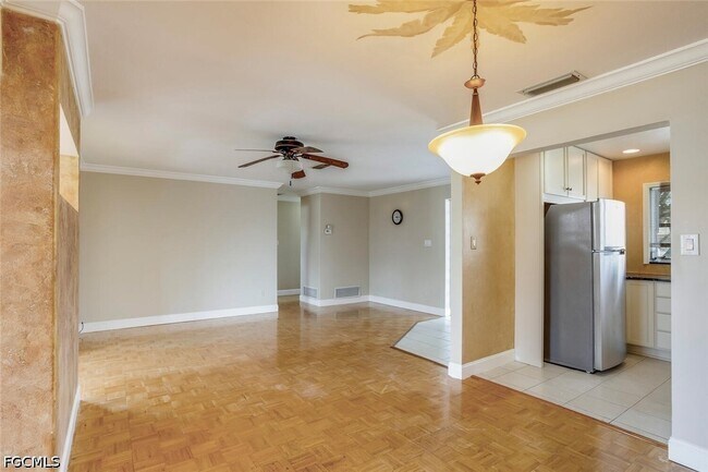 Building Photo - 806 N Entrada Dr