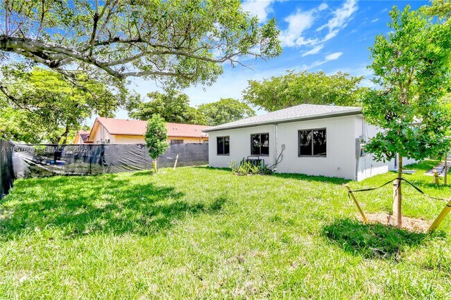 Building Photo - 861 NW 6th Ave